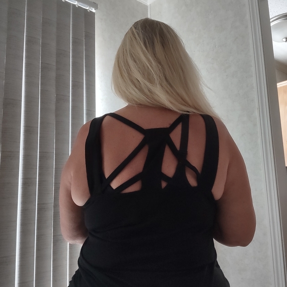 🟢 Ladies top - Picture 1 of 5